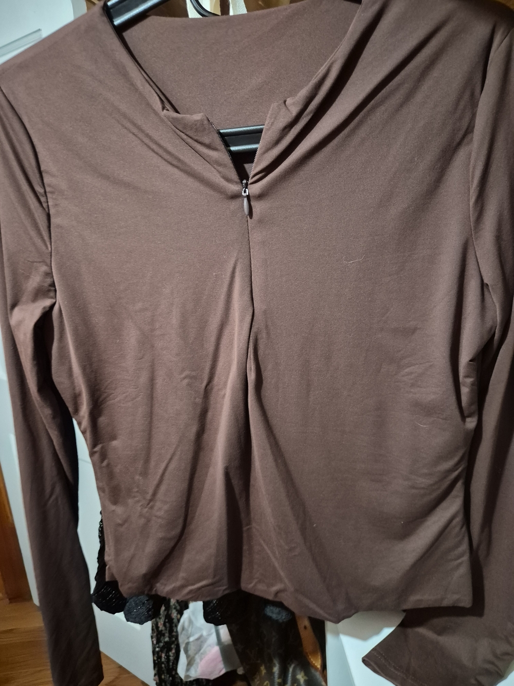 Long Sleeve V-Neck Tee in Brown